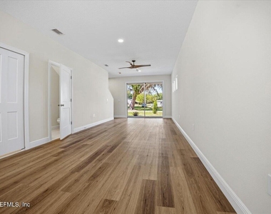 206 W Fox Street - Photo Thumbnail 13