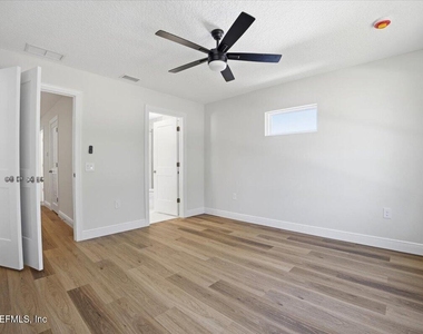 206 W Fox Street - Photo Thumbnail 4