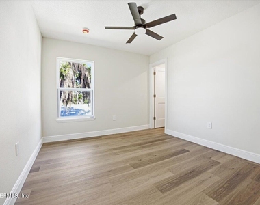 206 W Fox Street - Photo Thumbnail 16