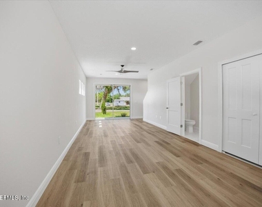 206 W Fox Street - Photo Thumbnail 2