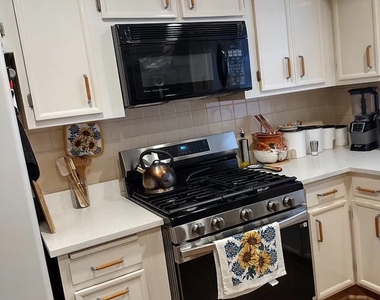3210 Vista Terrace - Photo Thumbnail 5
