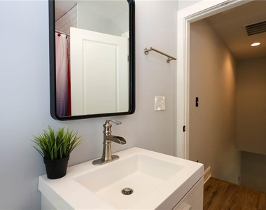 1809 Vesta Avenue - Photo Thumbnail 15