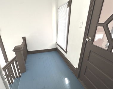 408 S Gardiner Avenue - Photo Thumbnail 7