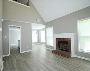 957 Oak Street Sw - Photo Thumbnail 3