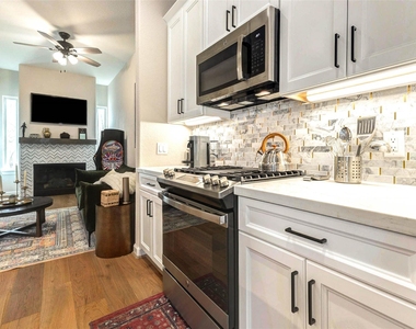 11005 Upland Forest Drive - Photo Thumbnail 9