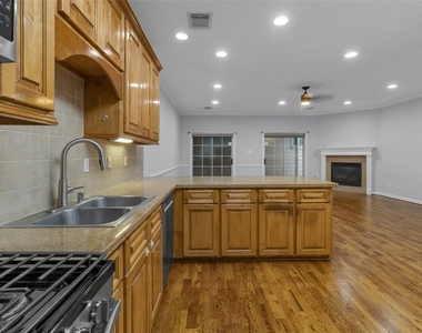 341 W 23rd Street - Photo Thumbnail 5