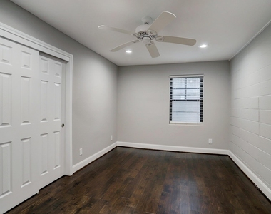 1501 Hyde Park Boulevard - Photo Thumbnail 9