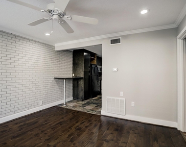 1501 Hyde Park Boulevard - Photo Thumbnail 3