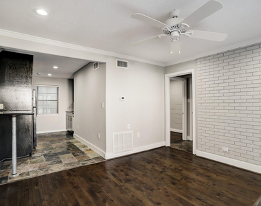 1501 Hyde Park Boulevard - Photo Thumbnail 4