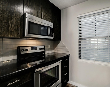 1501 Hyde Park Boulevard - Photo Thumbnail 2