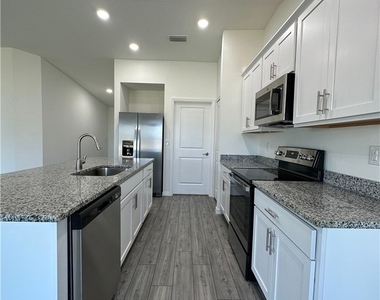 2604 Nw 8th Place - Photo Thumbnail 7
