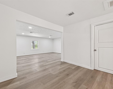 815 Brooks Avenue - Photo Thumbnail 11