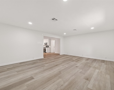 815 Brooks Avenue - Photo Thumbnail 14