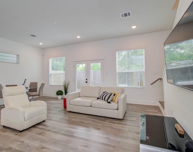 970 Highland Sound Lane - Photo Thumbnail 10