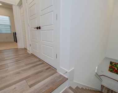 970 Highland Sound Lane - Photo Thumbnail 13