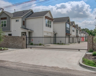 970 Highland Sound Lane - Photo Thumbnail 32