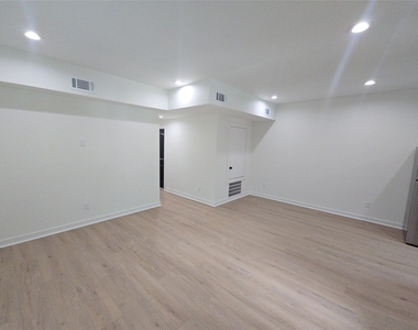 8101 Venus Street - Photo Thumbnail 4