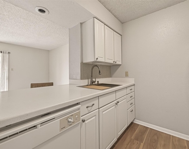 1516 Bay Area Boulevard - Photo Thumbnail 6