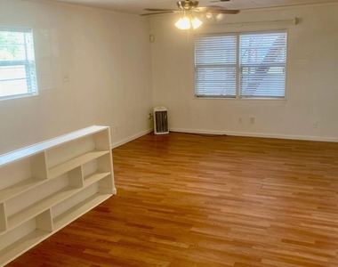 6927 Ave O - Photo Thumbnail 3