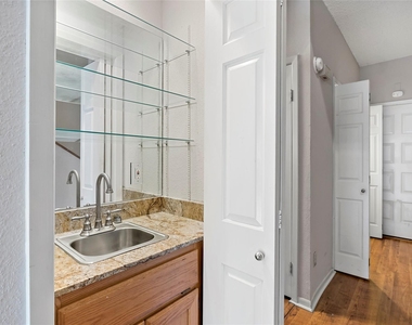 3122 Camelot Drive - Photo Thumbnail 16