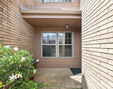 3122 Camelot Drive - Photo Thumbnail 2