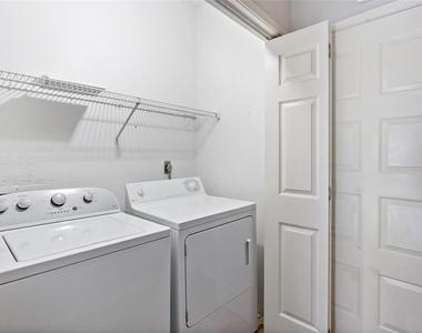 3122 Camelot Drive - Photo Thumbnail 15
