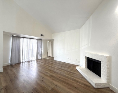 9809 Richmond Avenue - Photo Thumbnail 4
