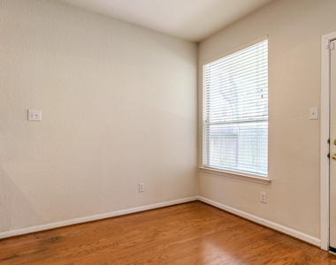 2918 Five Oaks Drive - Photo Thumbnail 11