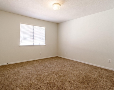 2918 Five Oaks Drive - Photo Thumbnail 17