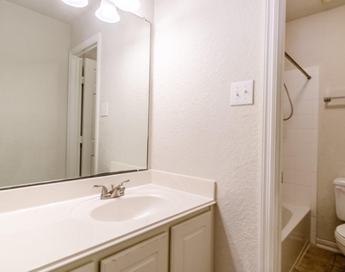 2918 Five Oaks Drive - Photo Thumbnail 18