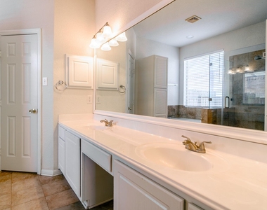2918 Five Oaks Drive - Photo Thumbnail 4