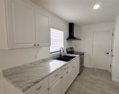 13186 Thrush Street - Photo Thumbnail 7