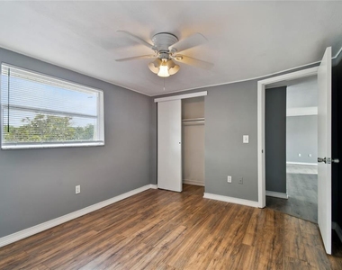7721 Arbordale Drive - Photo Thumbnail 6