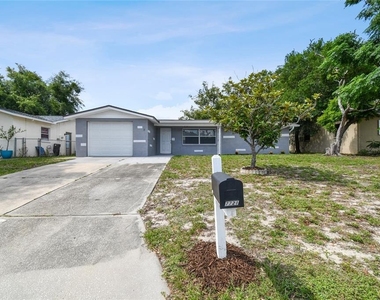 7721 Arbordale Drive - Photo Thumbnail 12