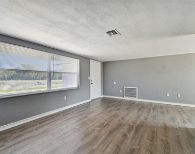 7721 Arbordale Drive - Photo Thumbnail 2