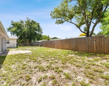 7721 Arbordale Drive - Photo Thumbnail 11