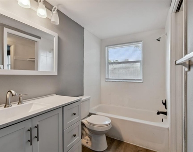 7721 Arbordale Drive - Photo Thumbnail 5