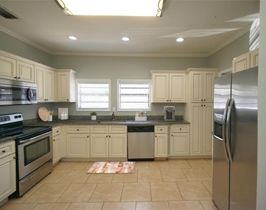 916 E 25th Avenue - Photo Thumbnail 2