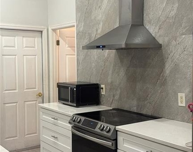 2618 Hawthorne Lane - Photo Thumbnail 8