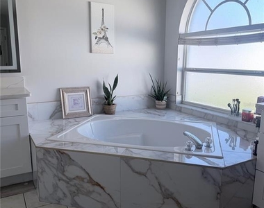 2618 Hawthorne Lane - Photo Thumbnail 7