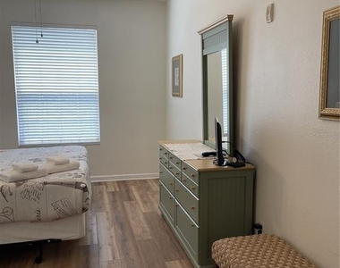 2306 Silver Palm Drive - Photo Thumbnail 15
