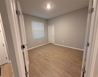 4005 Westwood Fields Loop - Photo Thumbnail 14