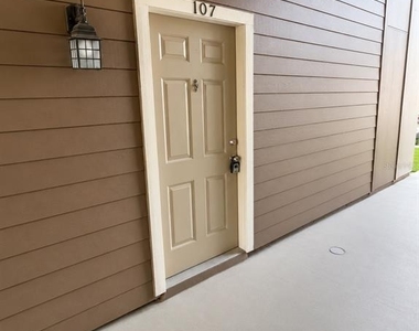 249 Afton Square - Photo Thumbnail 11