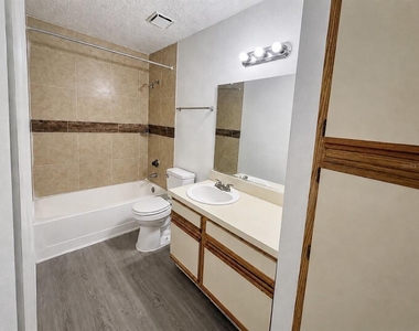 249 Afton Square - Photo Thumbnail 7