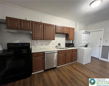 122 S Spruce Street - Photo Thumbnail 4