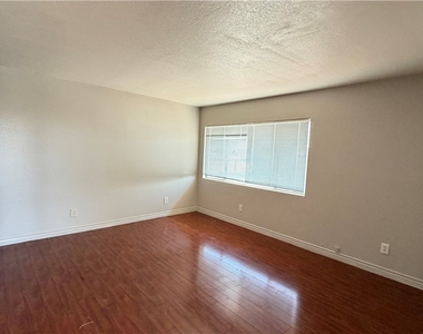 2001 Winwood Street - Photo Thumbnail 1