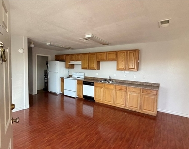 2001 Winwood Street - Photo Thumbnail 2