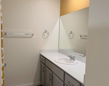 2626 Blue Dawn Falls Avenue - Photo Thumbnail 37