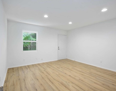 1170 Greenwich Street Sw - Photo Thumbnail 3