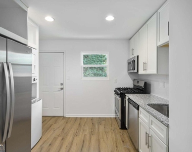 1170 Greenwich Street Sw - Photo Thumbnail 4
